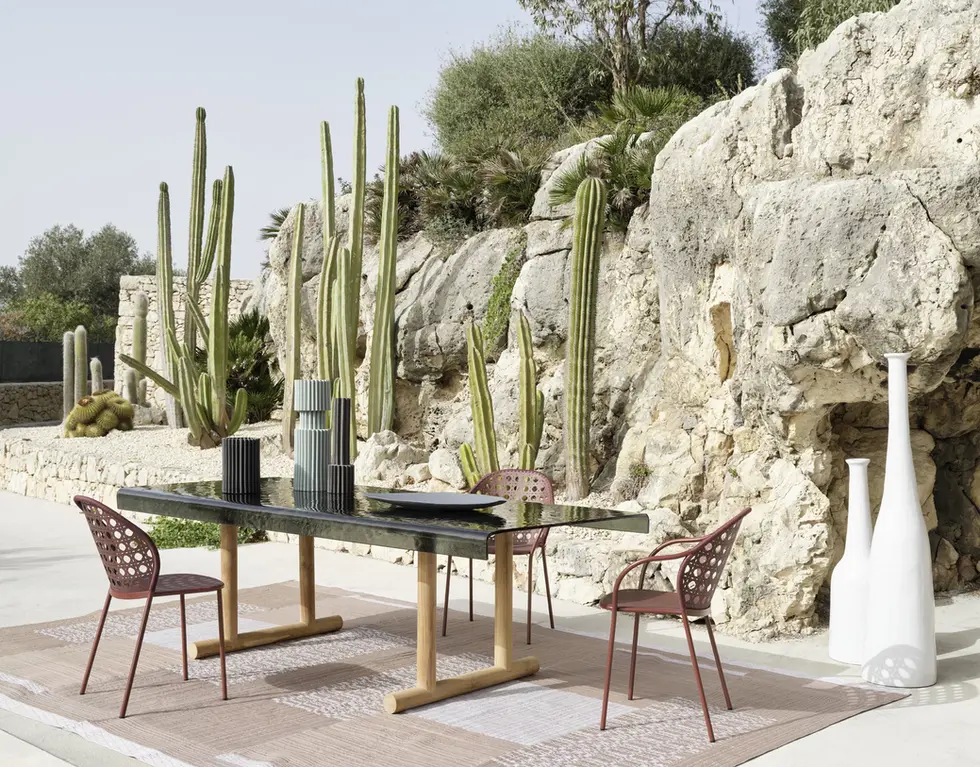 Table TORII installée en extérieur avec décor de cactus et roches naturelles