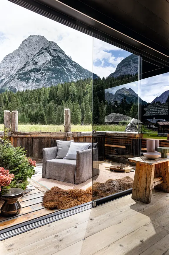 Fauteuil GHOST OUT 05 de Gervasoni placé sur une terrasse en bois avec vue sur les montagnes et forêt alpine.