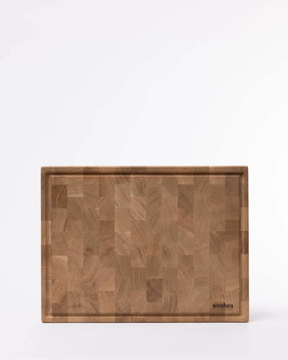 Planche WOODSTONE (taille M) en chêne massif avec gouttière visible, sur fond blanc.