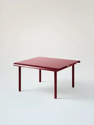 Table basse PATIO 75x75 Tolix, vue oblique du plateau carré, coloris Rouge vin