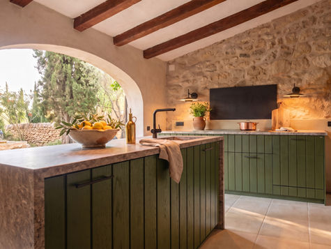 Cuisine extérieure sur-mesure Cubic Outdoor Living en bois Accoya peint vert olive, plan de travail en pierre, loggia provençale