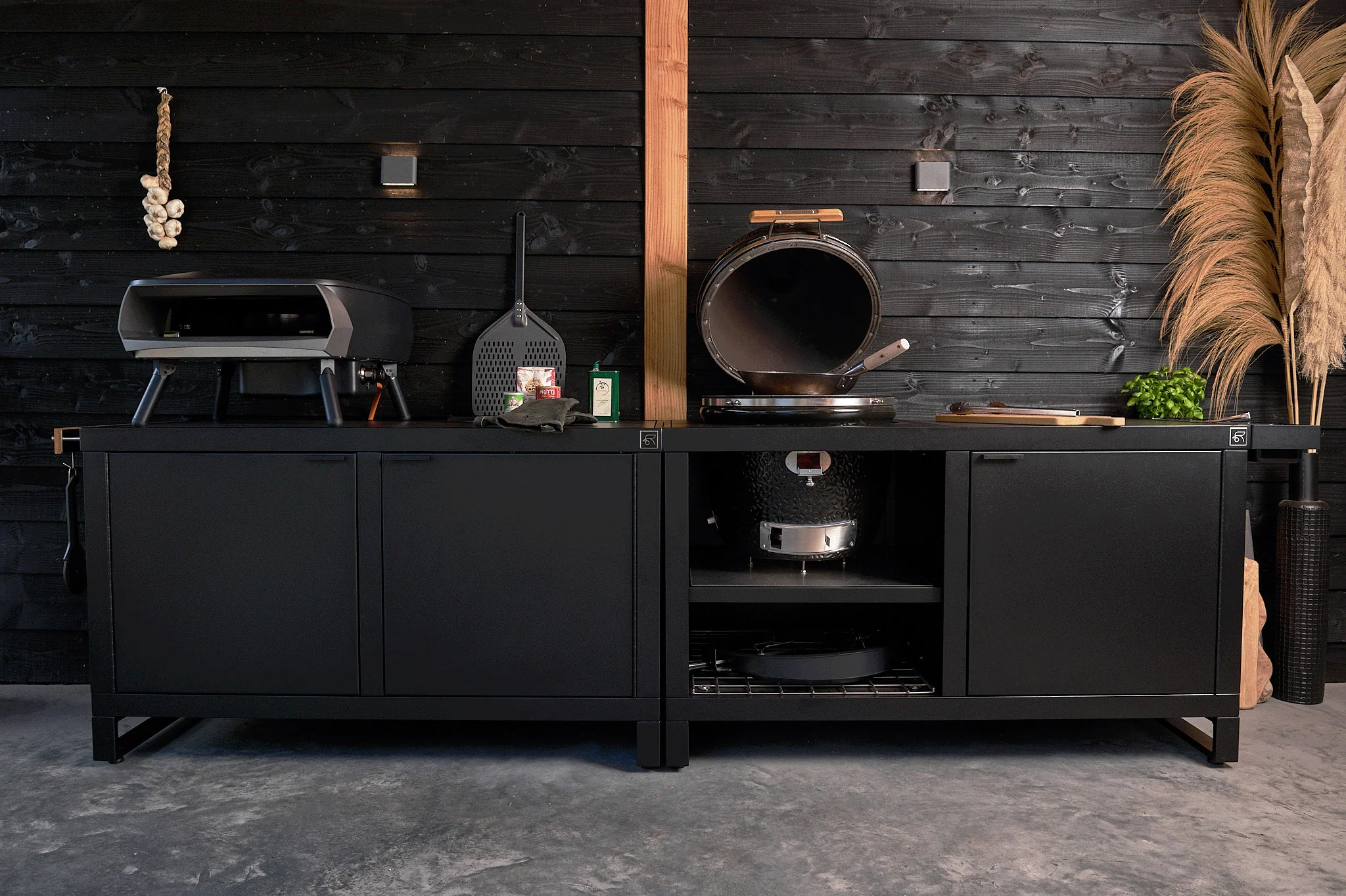 cuisine extérieure RUBIX Roostr noire avec intégration Kamado et four à pizza, plan de travail spacieux et rangements modulables