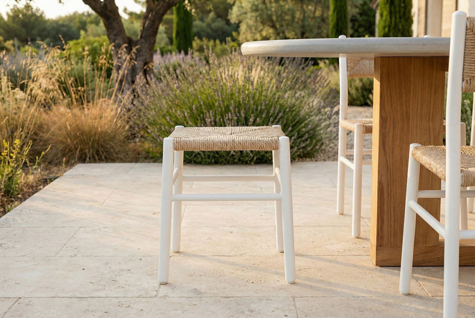 Détail du tabouret STIPA blanc avec assise tressée naturelle en extérieur