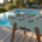 Baby-foot Stella Star Outdoor Vert Belle-Île installé près d'une piscine