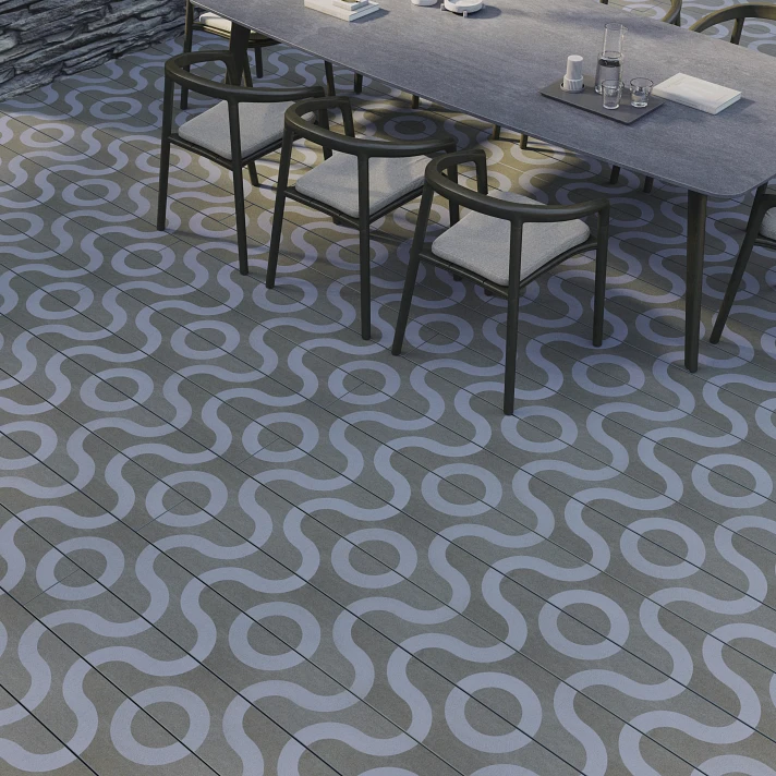 Terrasse de salle à manger extérieure avec table moderne, sur un sol en bois composite à motif ondulé gris et blanc, ambiance élégante et minérale.