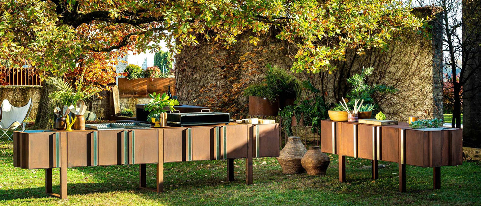 Convivium : deux îlots de cuisine extérieure en acier Corten, modules alignés avec plancha et bacs, esprit mobilier haut de gamme – Il Giardino di Corten.