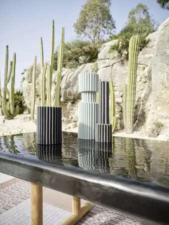 Gros plan du plateau de la table TORII – surface brillante en verre texturé