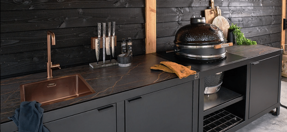 Cuisine extérieure haut de gamme Roostr avec Kamado The Bastard Large et évier design en cuivre, meuble Rubix Duo.