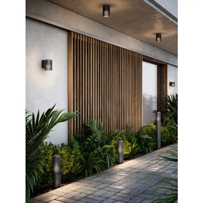 Éclairage extérieur ALUDRA Nordlux installé le long d’une façade contemporaine paysagée
