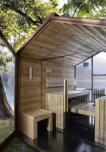 Détail matériaux – Coin intérieur de La pièce qui n’existe pas : lambris bois, structure corten et parois vitrées soulignant la vue.