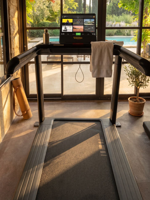 Tapis de course Technogym EXCITE LIVE face à la piscine, salle de sport WAHO Luberon