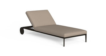 Bain de soleil collection Leaf – structure aluminium marron et matelas outdoor taupe, vue produit sur fond blanc.
