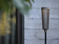 Lampadaire solaire moderne Les Jardins, parfait pour un éclairage extérieur éco-responsable et élégant.