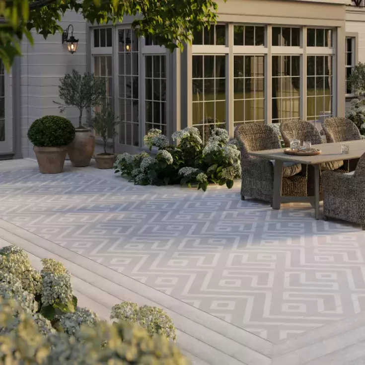 Espace cosy de jardin avec terrasse lumineuse à motifs graphiques clairs.