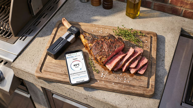 Thermomètre connecté Napoleon ACCU-PROBE PRO X avec smartphone affichant la température d’une côte de bœuf