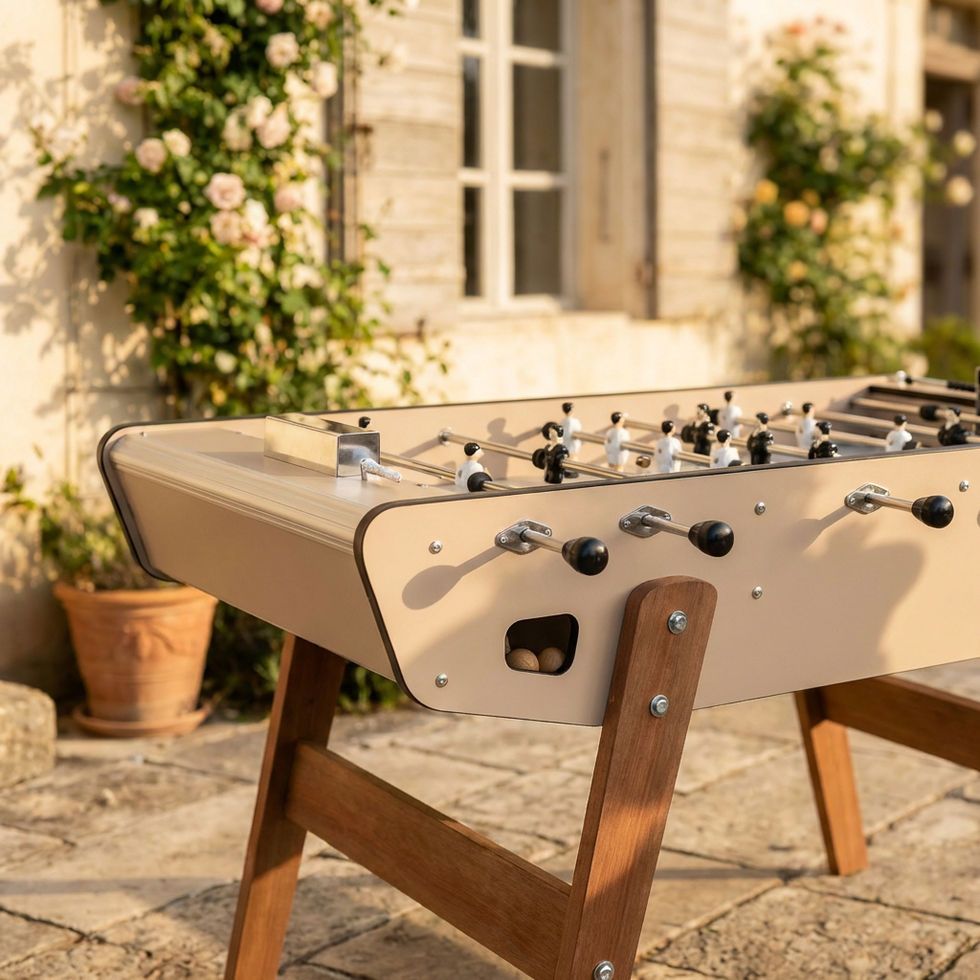 Détail baby-foot Stella crème extérieur avec poignées noires et structure bois massif