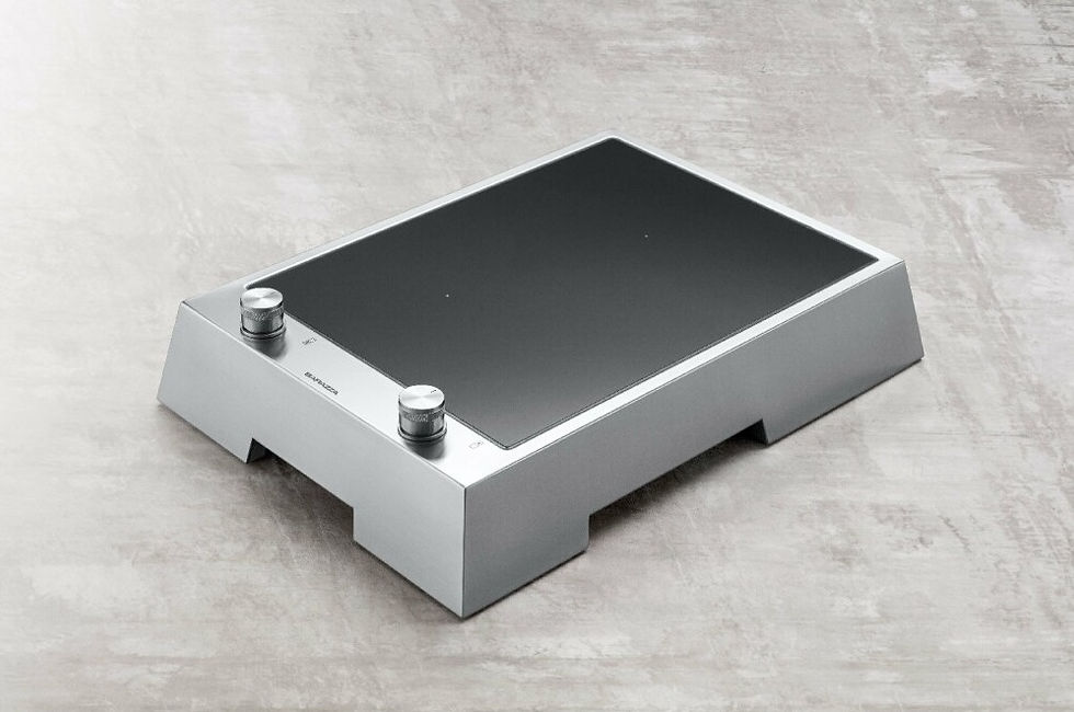 Plaque à induction design en verre et inox signée Barazza, idéale pour une cuisson précise en extérieur ou en cuisine ouverte.