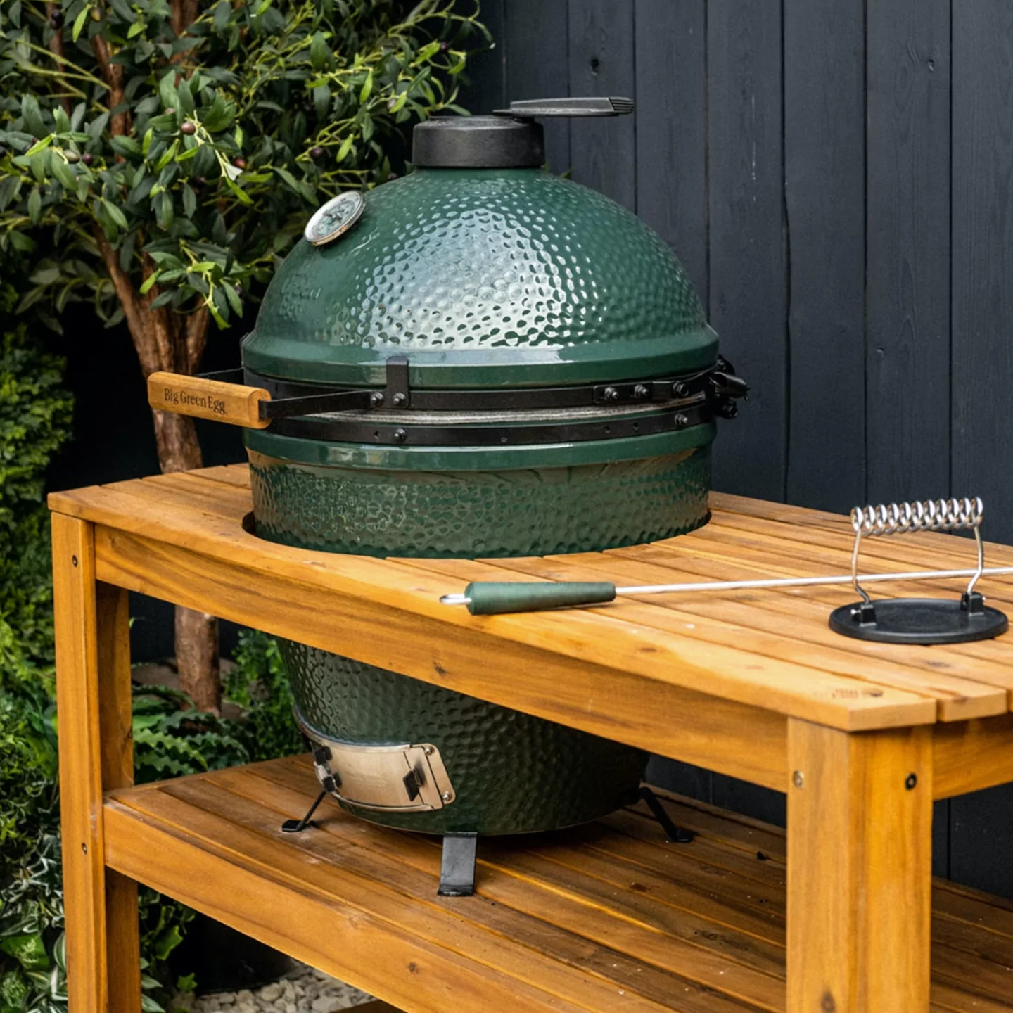 kamado big green egg sur table accacia