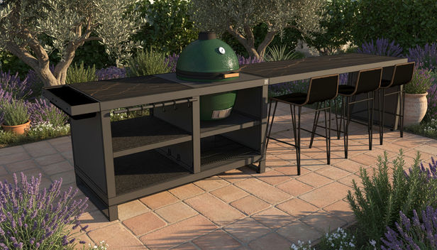 Cuisine extérieure Roostr RUBIX avec Kamado Big Green Egg et table haute pour 6 personnes sur une terrasse méditerranéenne.