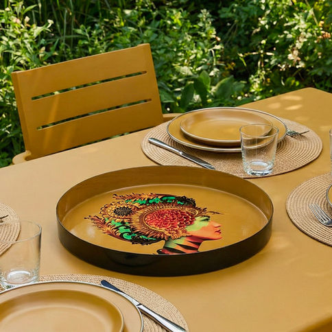 Plateau NAÏA de Gangzaï placé au centre d'une table extérieure avec vaisselle assortie