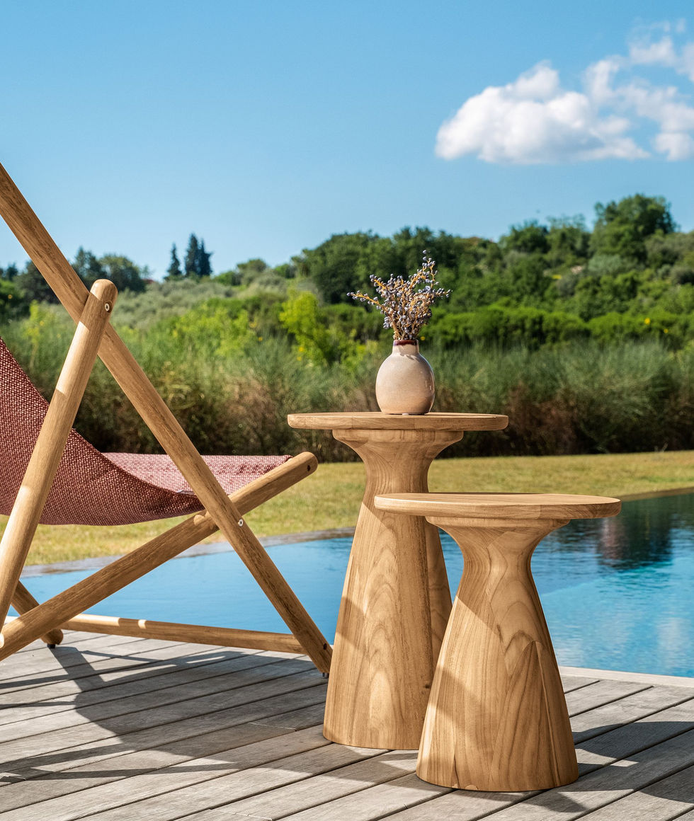 tables basses dans le jardin