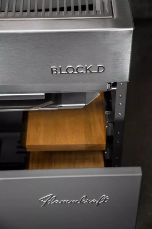 détail rangement des tablettes dans bâti flammkraft