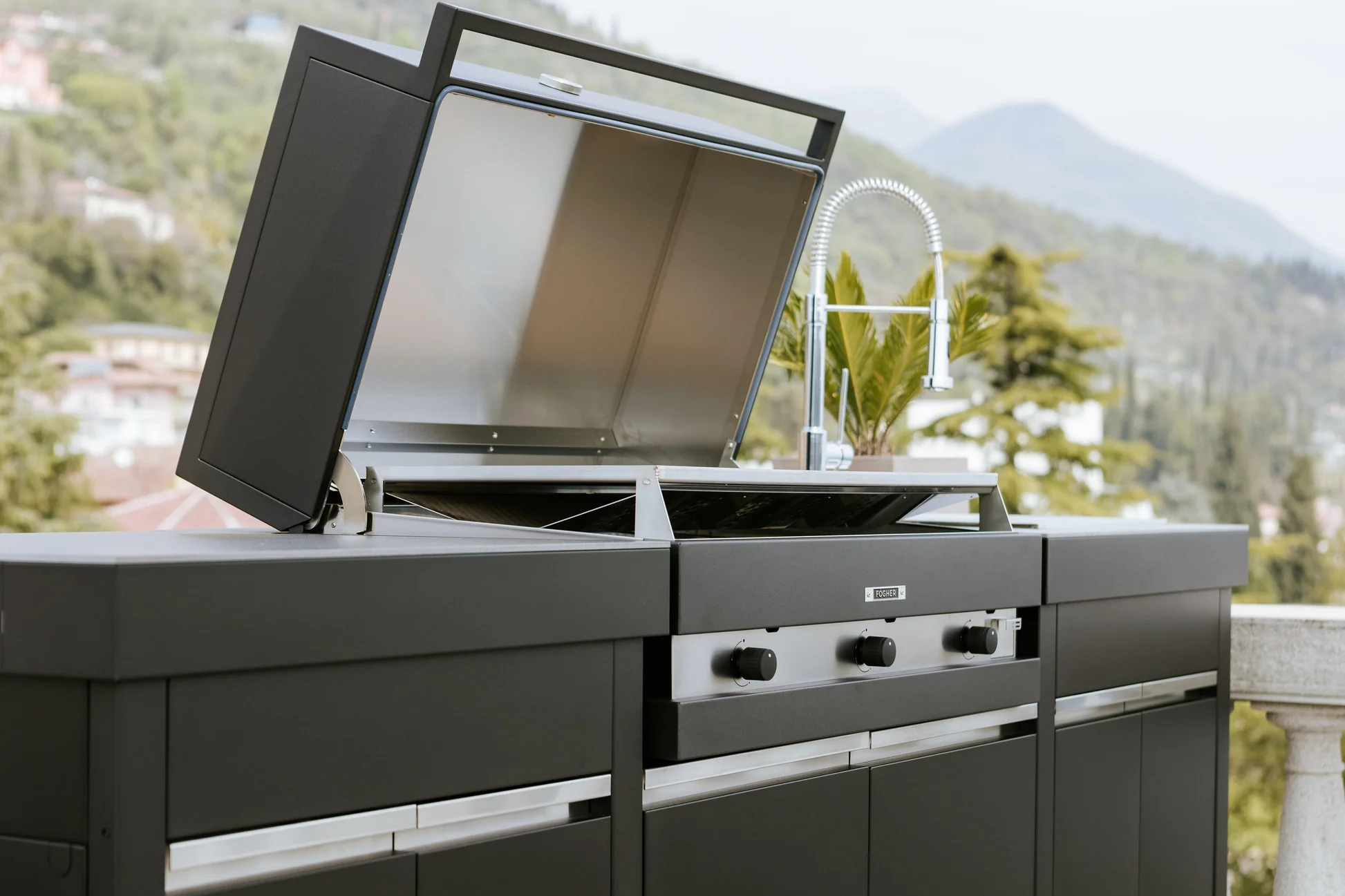 bbq fogher dans une cuisine extérieure haut de gamme