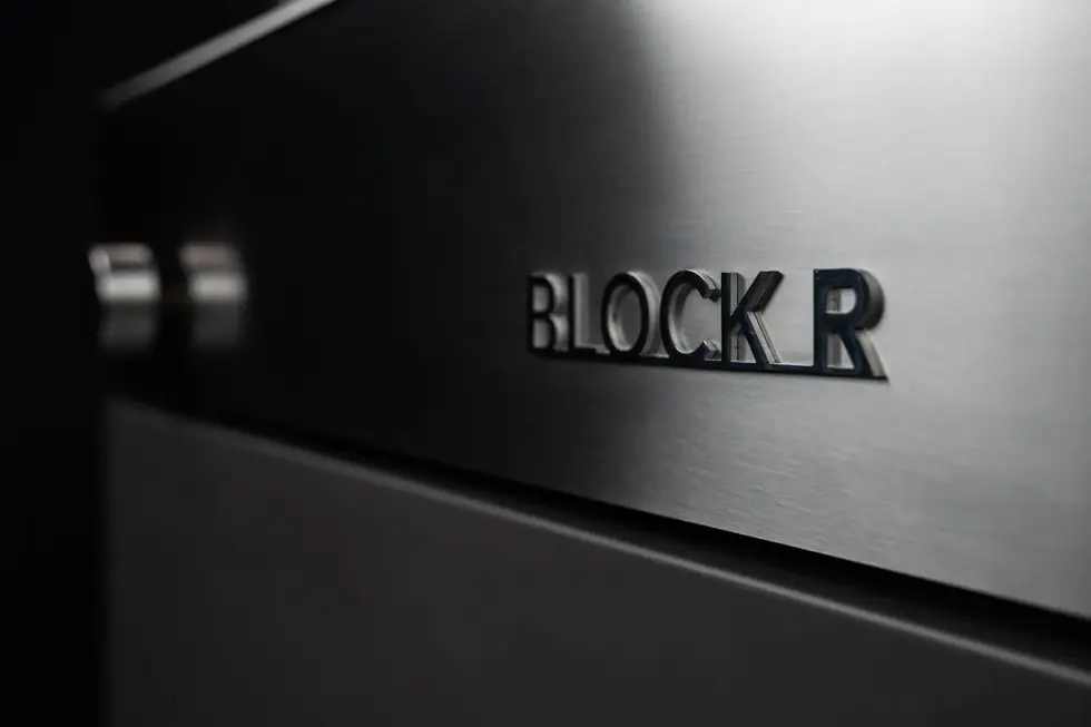 Zoom sur le logo BLOCK R sur l’acier inoxydable du brûleur encastrable