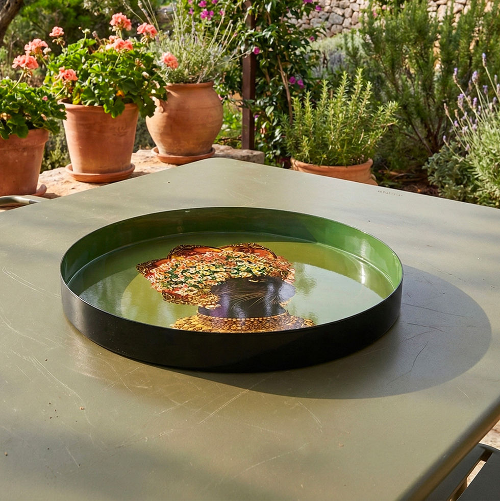 Plateau rond Gangzaï modèle Baghera posé sur une table de jardin avec plantes en arrière-plan