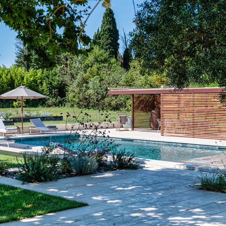 aménagement piscine et pool-house mas rénové au pied des Alpilles