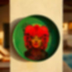 Plateau décoratif MAYA mis en scène sur un pilier extérieur, captant la lumière du soleil.