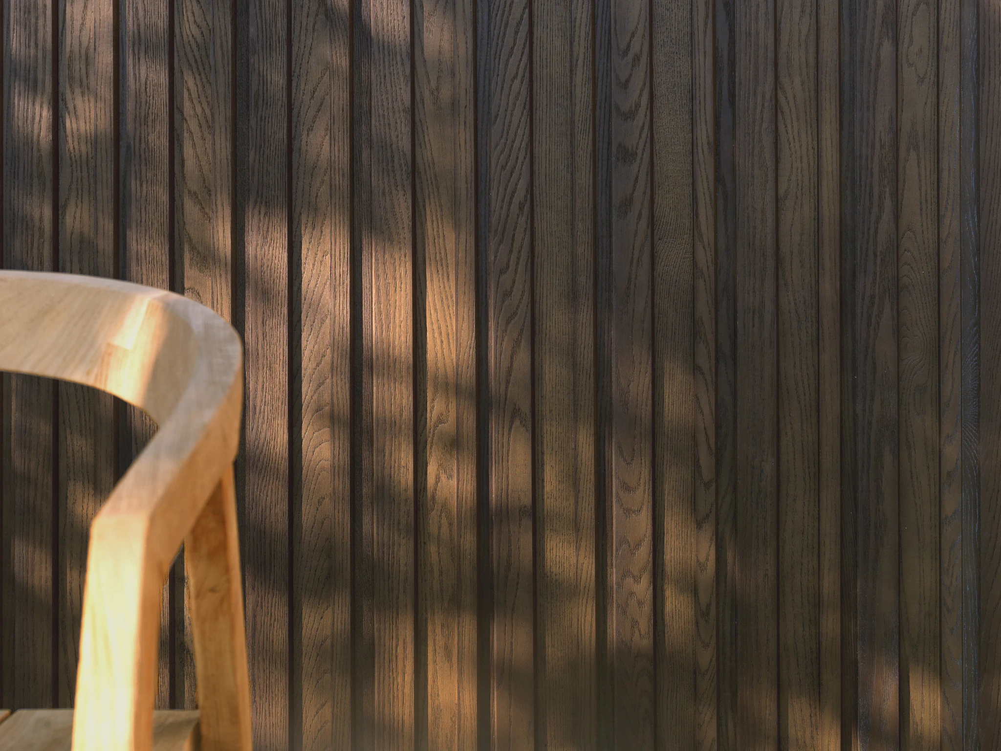 Détail de bardage extérieur Millboard Board & Batten en chêne antique, finition texturée naturelle – aménagement haut de gamme pour terrasses et façades WAHO