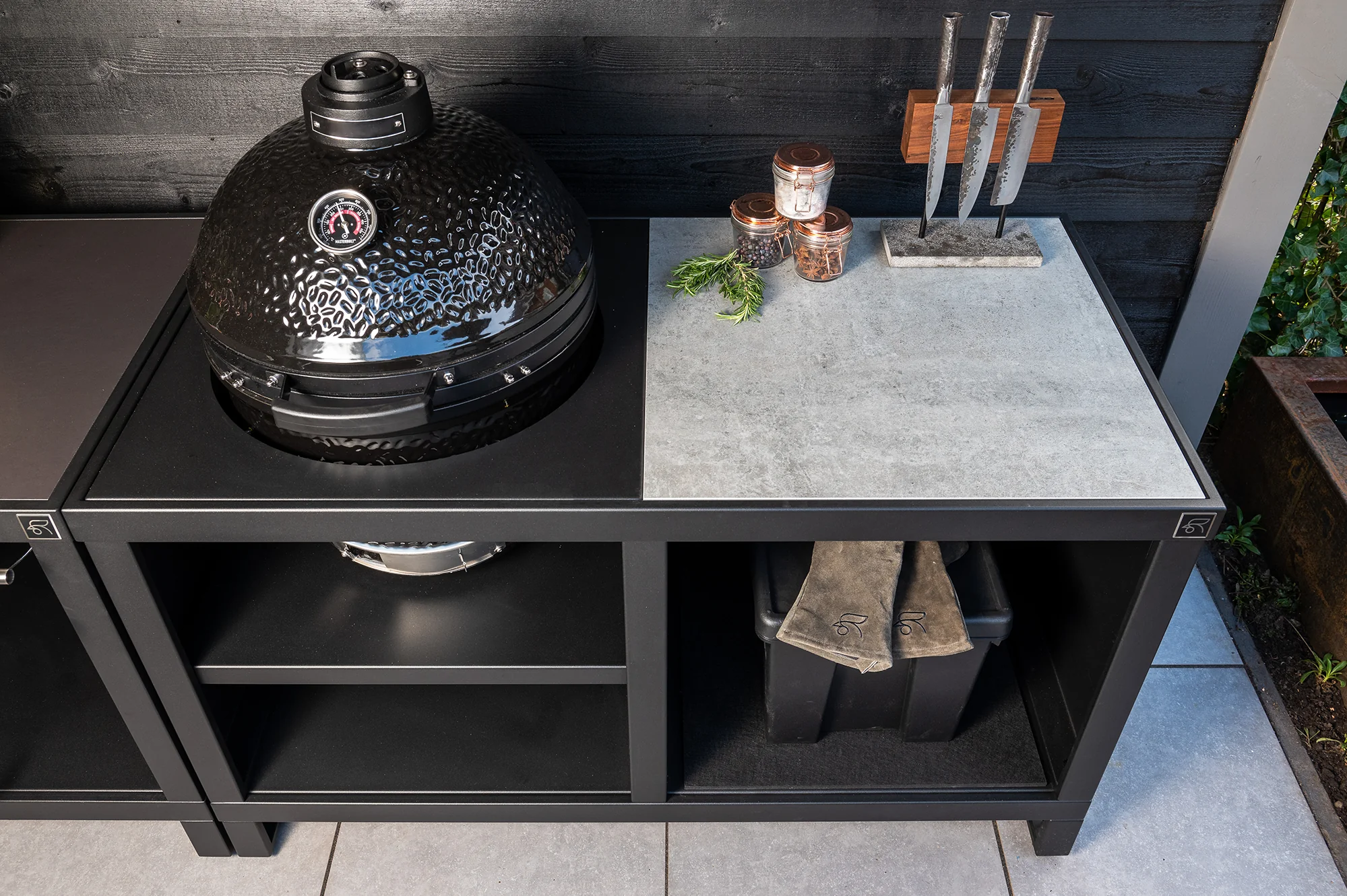 Module Rubix Roostr avec emplacement pour Kamado et plan de travail en Dekton Kreta gris clair en incrustation, accessoires de cuisine à portée de main.