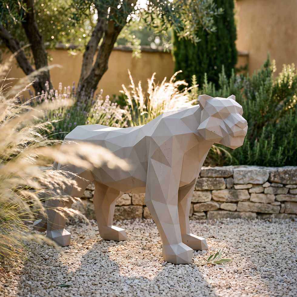 Sculpture panthère Origami Vondom Hyou coloris tortora dans une cour de gravier, entre graminées et muret en pierre sèche