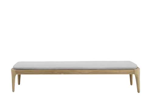 Packshot du banc MEDITERRANEO de Gervasoni sur fond noir, structure bois et coussin clair