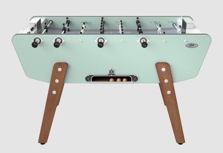 Vue latérale du baby-foot Stella Star Outdoor vert avec joueurs noirs et blancs