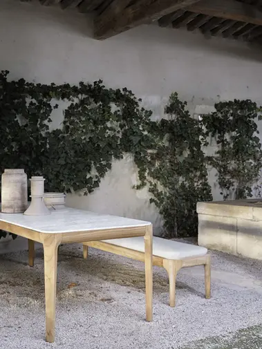 Détail du banc MEDITERRANEO Gervasoni en bois clair avec coussin écru