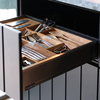 Tiroir à couverts sur-mesure de la cuisine extérieure, rangement en bois et ustensiles de cuisine