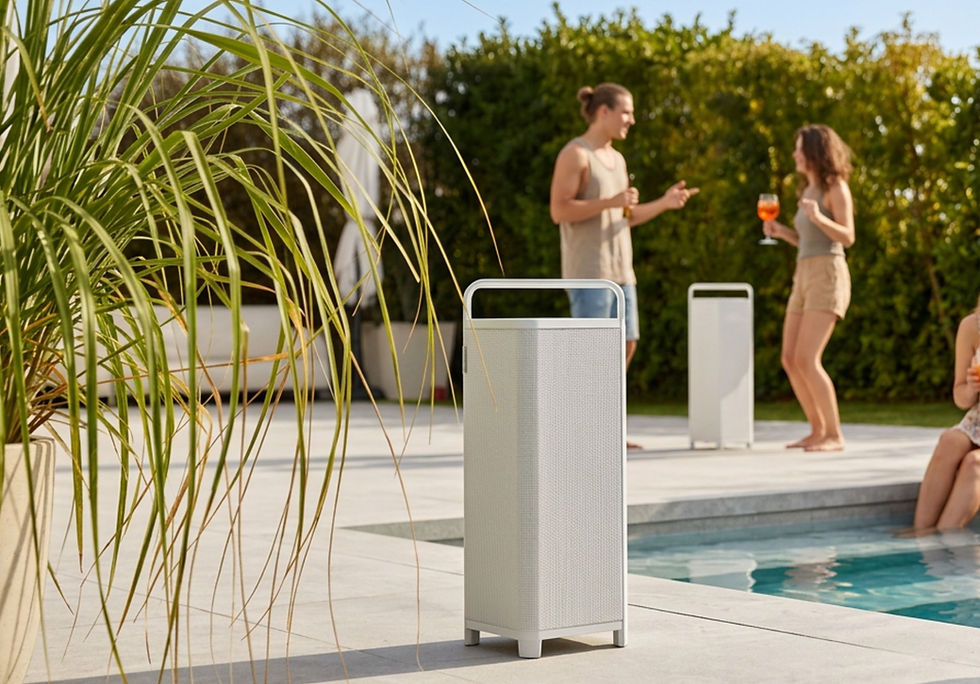 Enceinte Bluetooth extérieure Sonoro VIBES L blanche au bord d’une piscine