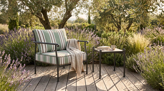 Fauteuil de jardin AMBOISE Maiori avec coussins rayés vert sauge en coin lecture sur terrasse en bois entourée de lavandes