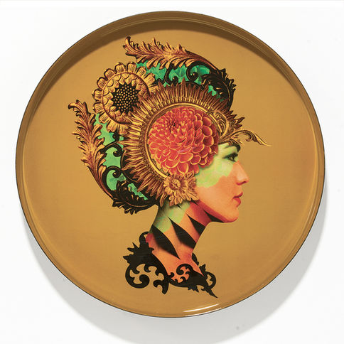 Vue de dessus du plateau rond NAÏA avec illustration florale et profil féminin