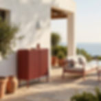 Buffet haut SAMBA 4714 Fast terracotta installé sur une terrasse avec vue mer à côté d’un canapé outdoor