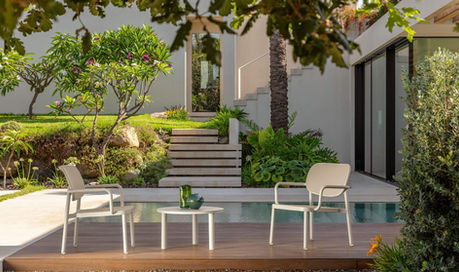 Fauteuils MEG Talenti – ambiance méditerranéenne au bord d’une piscine