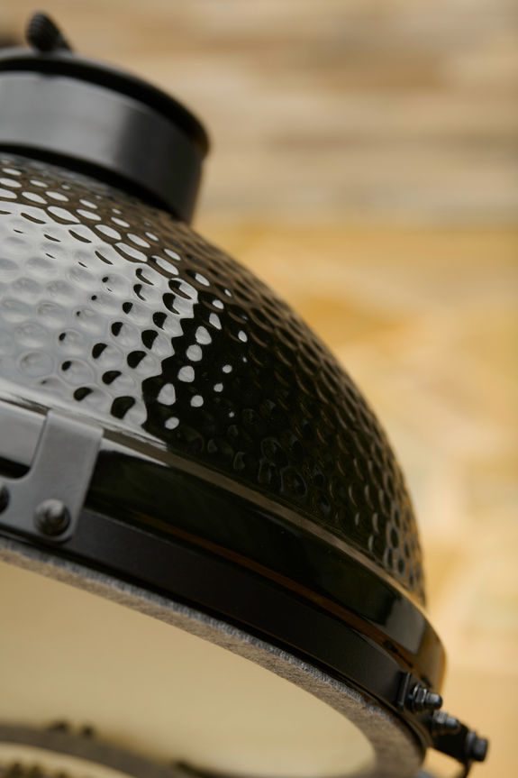 gros plan sur la céramique noire du big green egg The Onyx