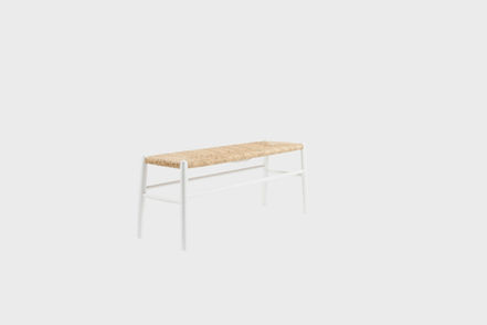 Banc Maiori STIPA en aluminium blanc avec assise tressée naturelle vue en angle