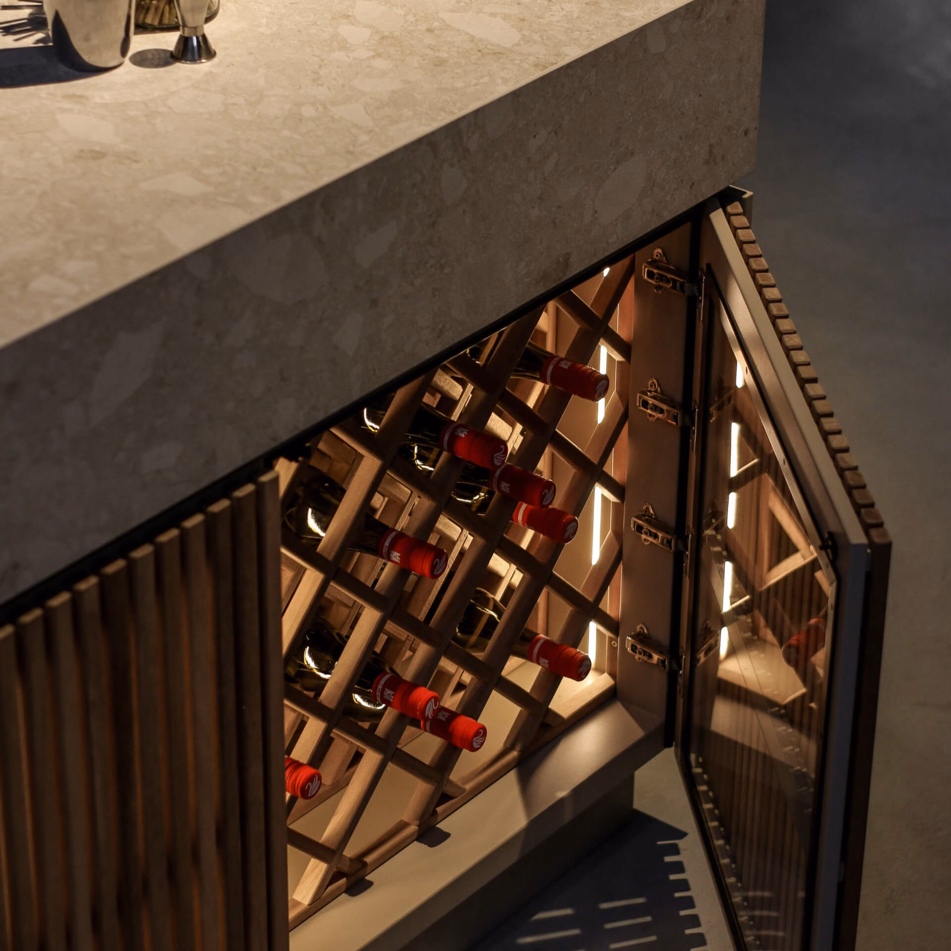 Cave à vin encastrée dans le Floating Bar, avec éclairage LED intégré et bouteilles de vin soigneusement rangées.