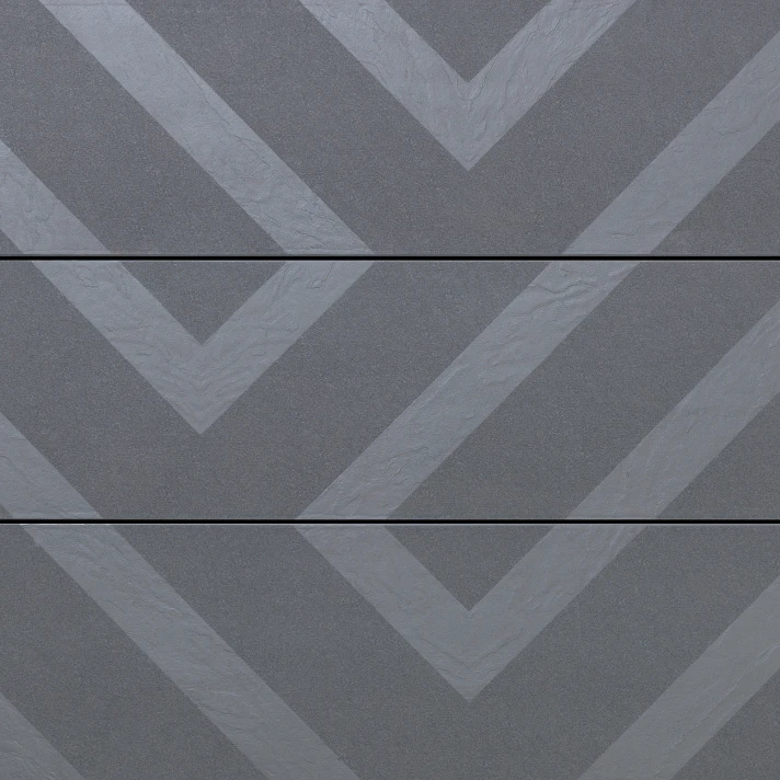 Terrasse Millboard Linear Brushed Basalt au gris minéral marqué, souligné par un motif en chevrons discrets.