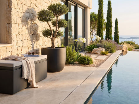 Coffre de rangement extérieur Fogher AIVA installé sur une terrasse de villa contemporaine avec piscine dans un jardin méditerranéen.