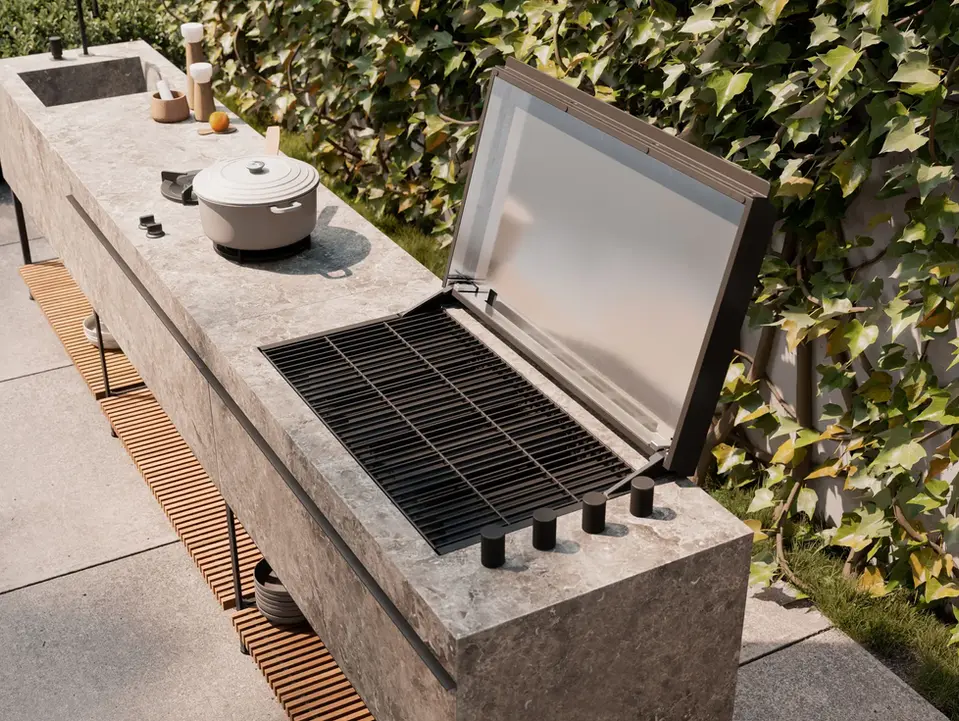 Cuisine extérieure modulable en pierre avec barbecue intégré et évier, offrant une solution haut de gamme et fonctionnelle pour cuisiner en plein air.