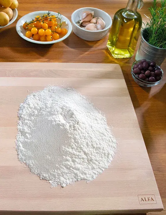 Plan de travail en bois Alfa avec farine prête à l’emploi